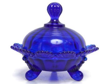 Dulcera de cristal Mosser, azul cobalto, con tres patas y tapa abovedada, fabricada en EE. UU.