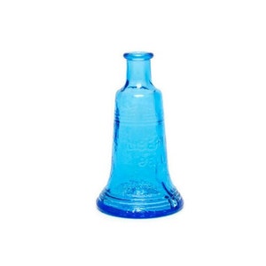 Puede incluir: Una vibrante botella de vidrio turquesa con base en forma de campana y cuello delgado. La botella tiene texto en relieve y un diseño detallado alrededor de la base. Un artículo decorativo.