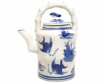 Tetera de porcelana china antigua pintada a mano pescado chinoiserie acabado craquelado azul y blanco