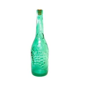 ヴィンテージ スペイン グリーン フラッシュ ガラス ワインボトル – 12 インチ エンボス加工 ブドウとブドウの木 – Morey Mallorca Distilleries デカンタ