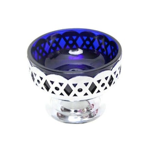 Cuenco vintage de plata con diseño perforado y revestimiento de vidrio azul cobalto