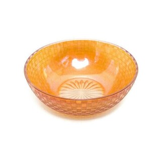 Puede incluir: Un cuenco de vidrio de color naranja con un patrón similar a un mosaico en el exterior. El interior del cuenco tiene un acabado liso y brillante. La base presenta un diseño de rayos de sol. Este cuenco decorativo es adecuado para servir o exhibir. El diámetro del cuenco es de unos 20 cm.