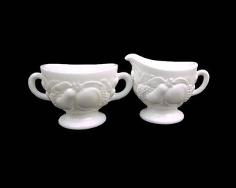 ヴィンテージ ウェストモアランド デラ ロビア ミルクグラス シュガー＆クリーマーセット – 立体フルーツ模様 – デミタスカップ – 1930年代