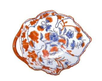 Plato de porcelana Imari china vintage con forma de hoja: Soporte para anillos con diseño floral rojo y azul.