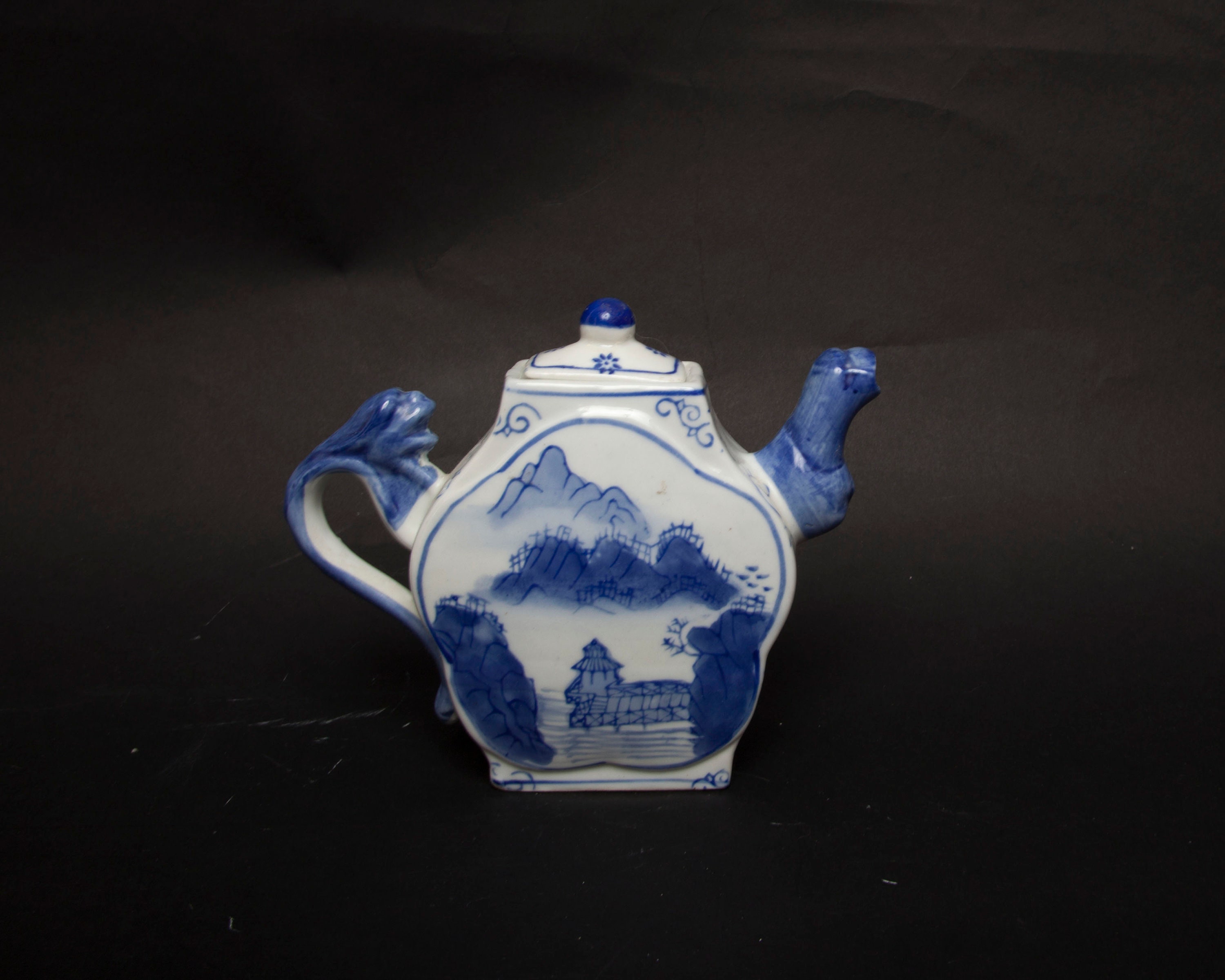 Théière vintage à poignée de dragon avec couvercle en porcelaine chinoise  paysage asiatique pot à saké chinoiserie bleue et blanche peinte à la main  -  France