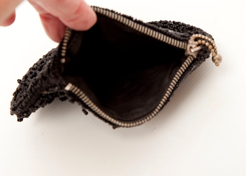 Vintage Black Seed Bead Coin Purse Hand Beaded Travel Pouch Zipper Closure Elegant Accessory Makeup Bag Small clutch Jewelry Bag