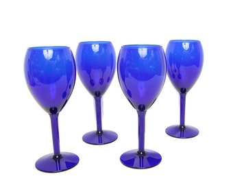 Elegante set di calici vintage in cristallo blu cobalto: quattro bicchieri da vino e calici da acqua, bicchieri in vetro soffiato per l'intrattenimento