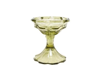 Candelabro de pedestal de cristal Fenton vintage verde oliva con estampado de huellas dactilares.