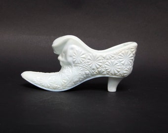 Zapato con cabeza de gato de cristal de leche vintage: Plato para baratijas con margaritas y botones