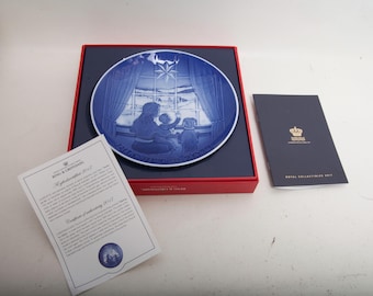 Plato de colección navideño de Bing & Grøndahl 2017 – “Esperando a papá” / Dinamarca / Nuevo en caja con certificado de autenticidad.