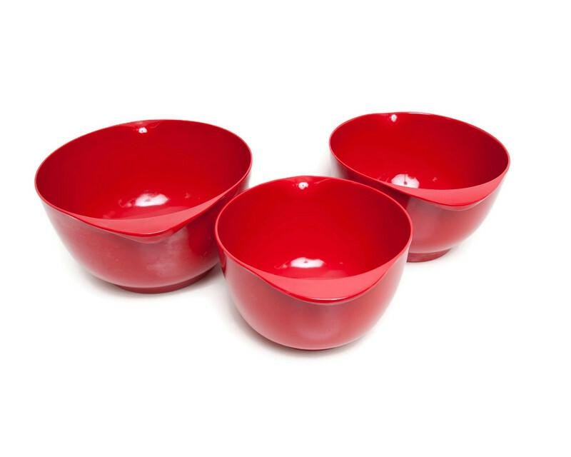 KitchenAid 3-teiliges Universal-Rührschüssel-Set - Rote rutschfeste Nesting-Schüsseln mit Ausgießer