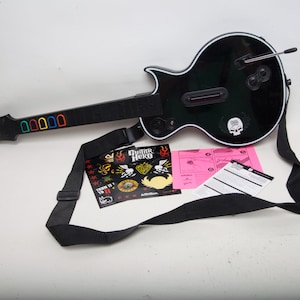 Controller wireless Guitar Hero Les Paul per PS3 con adesivi per tracolla del gioco Smash Hits - Bundle PlayStation 3
