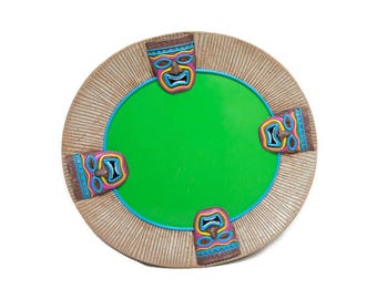 Vassoio da portata Tiki tropicale vintage: facce di totem 3D, bordo effetto bambù