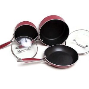 KitchenAid 6-teiliges rotes Kochgeschirrset mit Antihaftbeschichtung - Induktionsfertig - Enthält 8-Zoll-Pfanne, 1,5 Qt und 3 Qt-Töpfe mit Glasdeckel
