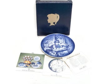 Bing & Grøndahl / Royal Copenhagen 1995 Plato del Día del Niño – “Mi primer libro” (Min Første Bog) / Edición especial para EE. UU. / En caja con certificado de autenticidad