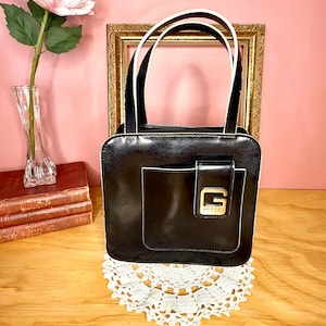 Vintage Guess Y2K black handbag with large G logo, structured bag from the 2000s, white piping