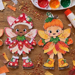 Könnte beinhalten: Drei ausgeschnittene Papierpuppen mit herbstlichen Motiven. Eine Figur trägt eine Eichelkappe, eine eine Pilzkappe und eine eine Kürbiskappe. Alle Figuren haben Röcke aus Blättern, farbenfrohe Stiefel und glitzernde Akzente auf Kleidung und Flügeln.