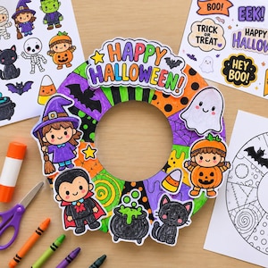 Puede incluir: Una corona artesanal circular de Halloween con un letrero colorido de Happy Halloween, una bruja, un vampiro, un fantasma, un gato negro y un caldero. La corona está decorada con segmentos naranjas, morados, verdes y negros con patrones.