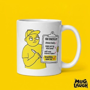 Puede incluir: Taza de cerámica blanca con un personaje de dibujos animados amarillo sosteniendo una lista de verificación "ICK CHECKLIST". La lista incluye "chews loudly", "says per my last email", "still uses Internet Explorer" y "breathing near me". La taza tiene un asa blanca y las palabras "MUG LAUGH" en la parte inferior.