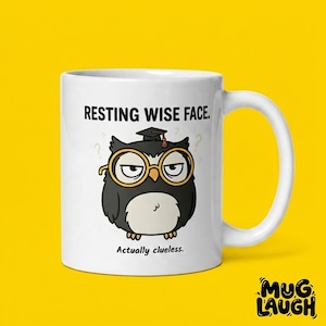 Peut inclure: Mug en céramique blanche avec un dessin humoristique de hibou. Le hibou porte des lunettes et un chapeau de graduation, avec le texte "RESTING WISE FACE" et "Actually clueless". La tasse a une anse blanche et un fond jaune.