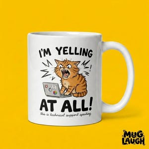 Könnte beinhalten: Weiße Keramik-Tasse mit umlaufendem Design, das eine orangefarbene Tabby-Katze zeigt, die einen Laptop anschreit. Der Text lautet "I'M YELLING AT ALL!" und "this is technical support speaking."