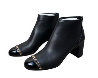 Ferragamo Salvatore Vara-enkellaarsjes met zwarte leren enkellaarsjes met blokhak en gouden ketting kapteen