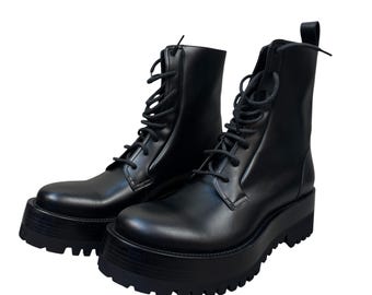 Botas de combate con cordones Valentino Garavani, de piel negra, con plataforma, estilo militar y suela gruesa.