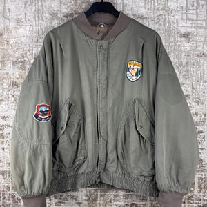 Men's Vintage Khaki Green Bomber Jacket – Ski Valley Patch, Retro Zip-Up Streetwear (Size L)