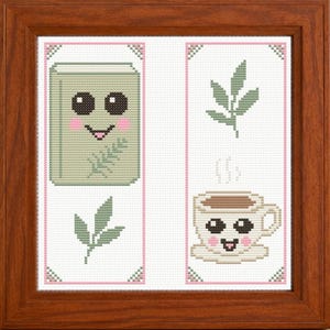 Puede incluir: Un bordado en punto de cruz enmarcado con dos paneles verticales. El panel izquierdo muestra un libro verde claro con una cara sonriente y una pequeña ramita. El panel derecho muestra una taza de café humeante con una cara sonriente y una ramita.