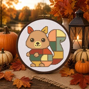 Schema per punto croce con scoiattolo patchwork, accogliente trapunta autunnale, arte animale, download PDF immediato, facile, adatto ai principianti, fai da te, stile cottagecore, regalo a tema natura. immagine 4