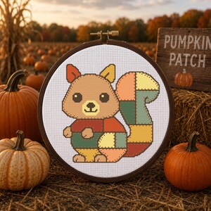 Schema per punto croce con scoiattolo patchwork, accogliente trapunta autunnale, arte animale, download PDF immediato, facile, adatto ai principianti, fai da te, stile cottagecore, regalo a tema natura. immagine 2