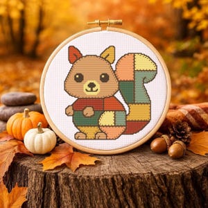 Schema per punto croce con scoiattolo patchwork, accogliente trapunta autunnale, arte animale, download PDF immediato, facile, adatto ai principianti, fai da te, stile cottagecore, regalo a tema natura. immagine 3