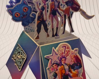 Personalisierte K-Pop-Geburtstagskarte mit Dämonenjäger-Motiv zum Aufstellen.