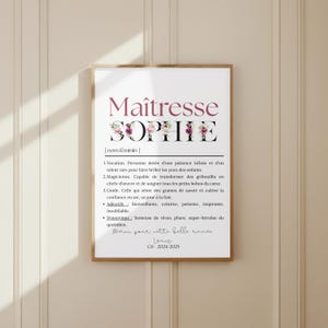 May include: A framed print with the text "Ma&icirc;tresse SOPHIE" in a floral design. The print includes a definition and adjectives. The bottom of the print reads "Merci pour cette belle ann&eacute;e" and "Louis GS-2024 2025".