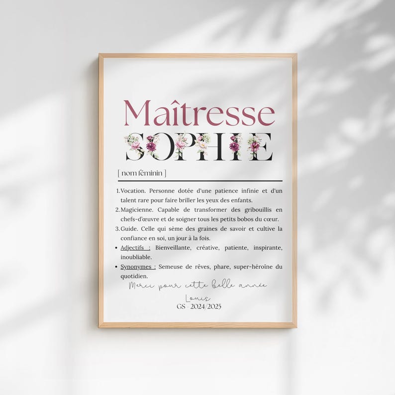 Peut inclure: Un cadre avec le mot "Maîtresse" en bordeaux et le nom "SOPHIE" dans un design floral. L'impression comprend du texte français décrivant une enseignante, avec les mots "Merci pour cette belle année" et la signature "Lonis".