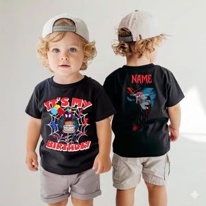 K&ouml;nnte beinhalten: Schwarzes T-Shirt mit dem Text "IT'S MY BIRTHDAY" und einer Spider-Man-Grafik, die einen Kuchen h&auml;lt. Auf der R&uuml;ckseite des T-Shirts befindet sich eine Spider-Man-Grafik und das Wort "NAME". Das T-Shirt wird von einem Kind getragen.