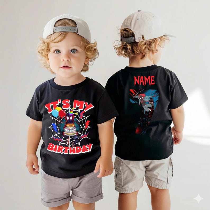 K&ouml;nnte beinhalten: Schwarzes T-Shirt mit dem Text "IT'S MY BIRTHDAY" und einer Spider-Man-Grafik, die einen Kuchen h&auml;lt. Auf der R&uuml;ckseite des T-Shirts befindet sich eine Spider-Man-Grafik und das Wort "NAME". Das T-Shirt wird von einem Kind getragen.