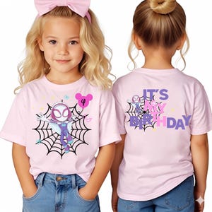 Op de afbeelding: Roze T-shirt met een Spider-Gwen-afbeelding, een web en een ballon met het nummer 4. De achterkant van het shirt zegt "It's My Birthday". Het shirt wordt door een jong kind gedragen.