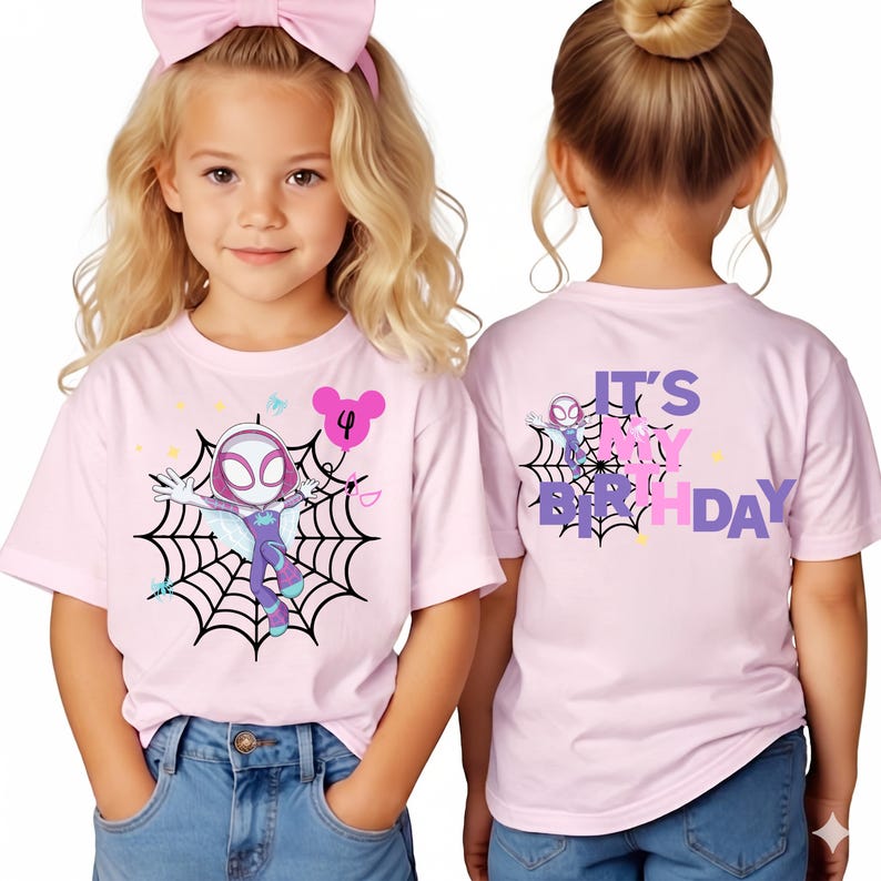 Op de afbeelding: Roze T-shirt met een Spider-Gwen-afbeelding, een web en een ballon met het nummer 4. De achterkant van het shirt zegt "It's My Birthday". Het shirt wordt door een jong kind gedragen.