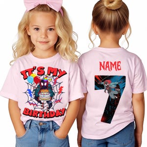 K&ouml;nnte beinhalten: Rosa T-Shirts mit einem Spider-Man-Motiv. Auf der Vorderseite steht "IT'S MY BIRTHDAY" mit einer Grafik von Spider-Man, der einen Kuchen h&auml;lt. Auf der R&uuml;ckseite steht das Wort "NAME" und die Zahl "7" mit einer Spider-Man-Grafik.