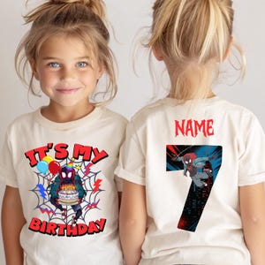 K&ouml;nnte beinhalten: Zwei Kinder tragen cremefarbene T-Shirts. Auf der Vorderseite eines Shirts steht "IT'S MY BIRTHDAY" mit einer Spider-Man-Grafik, die einen Kuchen h&auml;lt. Auf der R&uuml;ckseite des anderen Shirts stehen die Zahl 7 und das Wort "NAME" mit einer Spider-Man-Grafik.