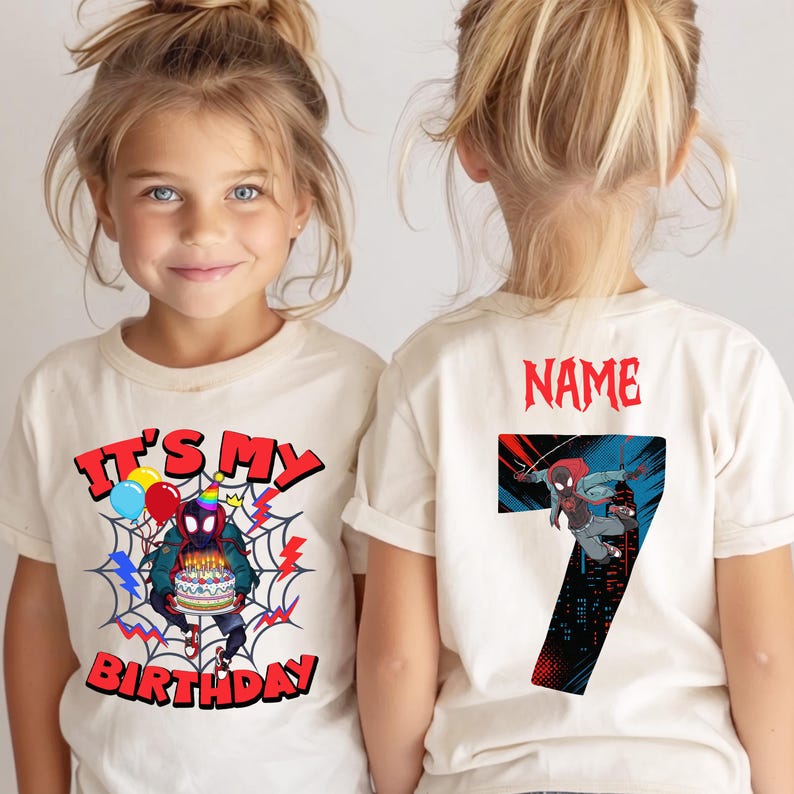 K&ouml;nnte beinhalten: Zwei Kinder tragen cremefarbene T-Shirts. Auf der Vorderseite eines Shirts steht "IT'S MY BIRTHDAY" mit einer Spider-Man-Grafik, die einen Kuchen h&auml;lt. Auf der R&uuml;ckseite des anderen Shirts stehen die Zahl 7 und das Wort "NAME" mit einer Spider-Man-Grafik.