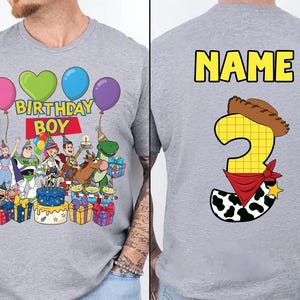 Op de afbeelding: Een set van drie keramische mokken met een gespikkelde, matte afwerking. De mokken zijn in cr&egrave;me, lichtgrijs en donkergrijs. Elke mok heeft een eenvoudig, minimalistisch ontwerp en een afgeronde handgreep. Voor koffie of thee.