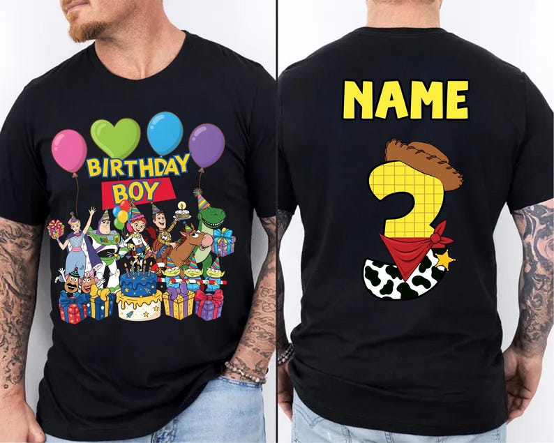 Op de afbeelding: Zwart T-shirt met een kleurrijke afbeelding met personages, ballonnen en de tekst "BIRTHDAY BOY" op de voorkant. De achterkant toont "NAME" boven een nummer 3 met een cowboyhoed en bandana.