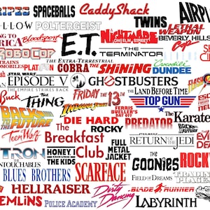 Puede incluir: Un collage de títulos de películas de varios géneros, incluyendo acción, ciencia ficción y comedia. Títulos como "E.T.", "Star Wars", "Regreso al Futuro" y "Los Goonies" se muestran en varias fuentes y colores, creando una estética nostálgica.
