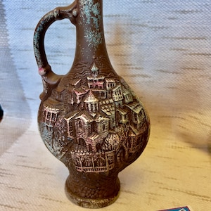 Jarra de vino de cerámica vintage, relieve de casco antiguo, jarrón decorativo rústico, decoración del hogar con esmalte marrón