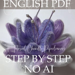 Op de afbeelding: Een handgemaakte paarse en grijze chenille pijpenrager bloem met zilveren accenten. De afbeelding bevat de tekst "ENGLISH PDF", "Tutorial Chenille Pipecleaners STEP BY STEP NO AI", en de naam van de ontwerper.