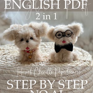 Op de afbeelding: Twee pluche speelgoedhonden, een met een rode halsband en bel, de andere met een bril en een vlinderdas. De afbeelding bevat de tekst "ENGLISH PDF 2 in 1" en "STEP BY STEP NO AI". De speeltjes zijn lichtbruin en zitten op een geweven oppervlak.