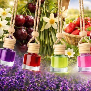 Puede incluir: Cinco ambientadores colgantes para coche en varios colores: morado, rojo, verde, rosa y azul claro. Cada botella tiene una tapa de madera y una base plateada. El fondo presenta cerezas, fresas y flores.