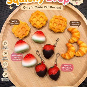 Op de afbeelding: Een houten dienblad toont een verzameling squishy speelgoed, waaronder wafels, croissants, watermeloen mochi en met chocolade bedekte aardbeien. De tekst "Squishy Drop" en "Limited Edition" zijn zichtbaar. Elk ontwerp is beperkt tot 9 stuks.